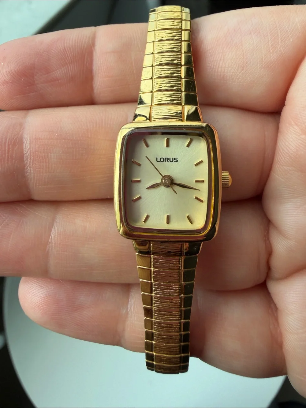 Vintage LORUS Women's Gold Tone Watch/ Works/ New Battery V811-X059 Exp Band